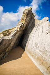 Formación rocosa con cueva en la playa de Arnia, litoral de Santander, España