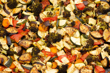 Gegrillte, goldbraun gebackene bunte Gemüse-Blech