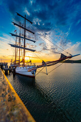 Dreimaster Historisches Segelschiff im Sonnenaufgang
