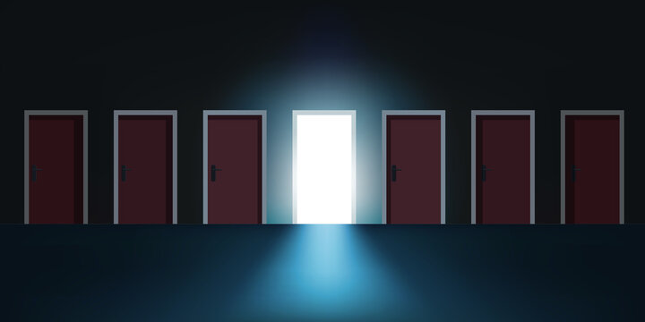 Concept du choix et du mystère avec sept portes alignées, dont six fermées et une ouverte sur un extérieur lumineux.