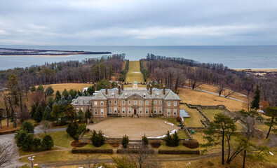 Naklejka premium old mansion by the sea
