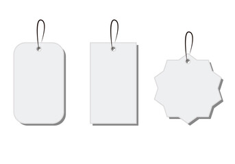 Etiquetas de precios de varías formas en fondo blanco.