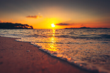 Fototapeta na wymiar Sunrise, sunset over the beach and ocean waves on a tropical sea.