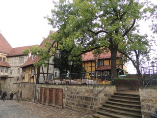 Fototapeta na wymiar Quedlinburg, Alemania. Por sus calles empedradas y disfrutando de sus casas entramadas.