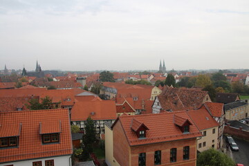 Fototapeta na wymiar Quedlinburg, Alemania. Por sus calles empedradas y disfrutando de sus casas entramadas.