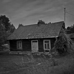 Obraz premium An old, collapsing hut in Korchów (Lubelskie Voivodeship).