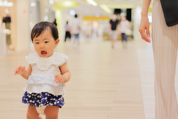 ショッピングモールを歩く子供
