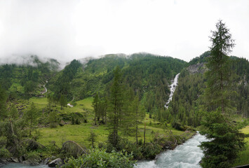 Fototapeta na wymiar Auf dem Iseltrail: Wanderung zur Clarahütte von Prägraten - Schlechtes Wetter gibt es nicht