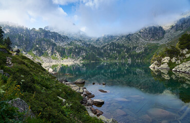 Reflejos en el lago de Gerber (Valle de Arán, Cataluña)