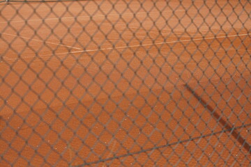 Tennis Sport Platz mit rotem Sand oder roter Erde als Belag und einer Einzäunung