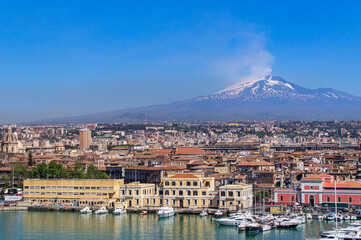 Blick vom Hafen auf Catania mit Ätna im Hintergrund - Sizilien
