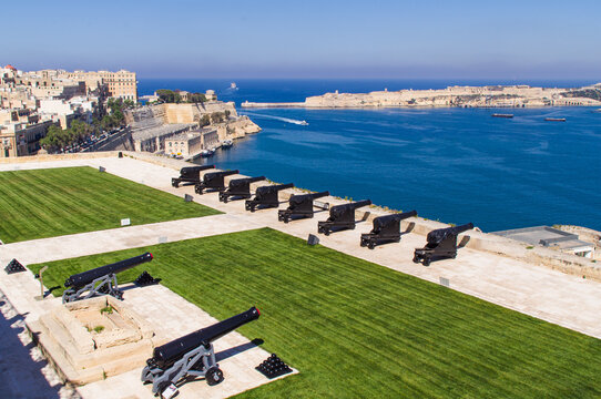 Kanonen in den oberen Baraccag&auml;rten in Valetta mit Blick auf Hafeneinahrt von Malta
