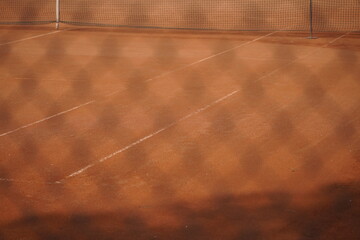 Tennis Sport Platz mit rotem Sand oder roter Erde als Belag und einer Einzäunung