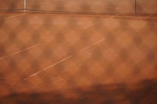 Tennis Sport Platz mit rotem Sand oder roter Erde als Belag und einer Einz&auml;unung