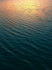 Luz do fim de tarde sobre o mar