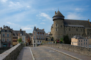 Fototapeta na wymiar le château de Laval et le pont vieux