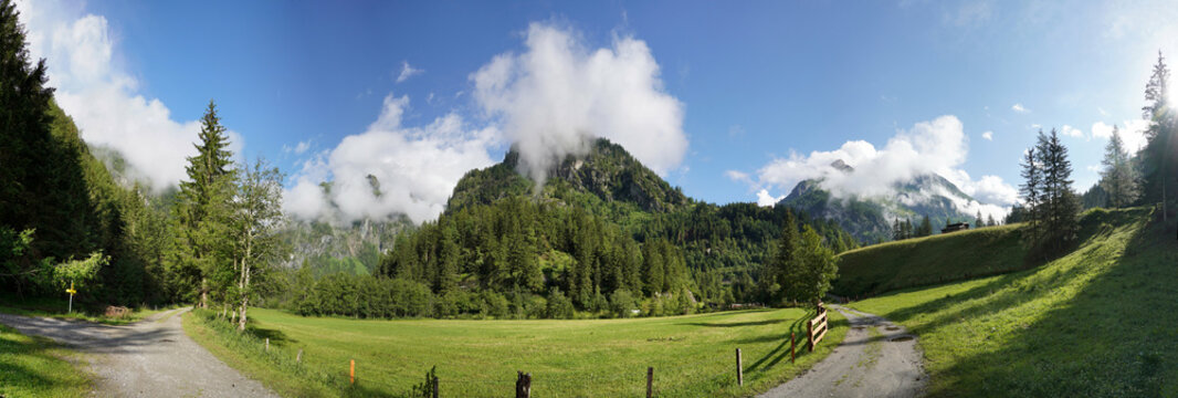 Auf dem Iseltrail: Startpunkt der Wanderung zur Clarahütte von Hinterbichl