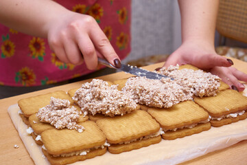 Put the cottage cheese and spread the cookies. Cooking cake 