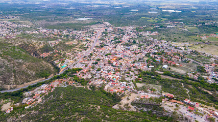 Vista aérea de uno de los monolitos más grandes del mundo, la Peña de Bernal en el estado de Querétaro, México.