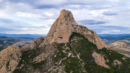 Vista aérea de uno de los monolitos más grandes del mundo, la Peña de Bernal en el estado de Querétaro, México.