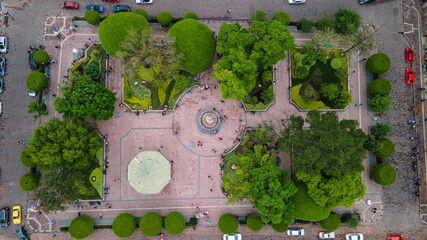 Fototapeta premium Vista aérea de las construcciones y parques del centro de la ciudad de Santiago de Querétaro, Querétaro. México.
