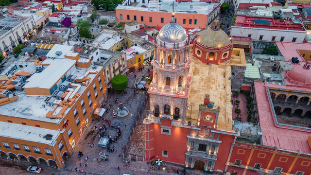 Vista a&eacute;rea de las construcciones y parques del centro de la ciudad de Santiago de Quer&eacute;taro, Quer&eacute;taro. M&eacute;xico.