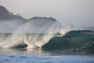 Una ola rompiendo en una playa mexicana al amanecer.