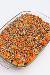 Gemüseauflauf mit gerösteten Sonnenblumenkernen.