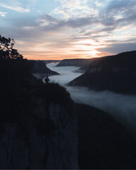 Fototapeta premium Ausblick auf ein Tal im Nebel