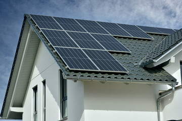 Neue Solaranlage auf einem neu errichteten moderen Wohnhaus