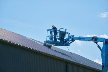 Ouvrier travaillant dans une nacelle .