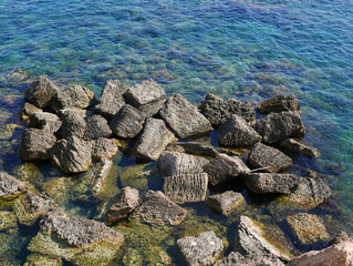scenica vista del mare limpido della Sicilia in estate