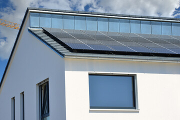 Neue Solaranlage auf einem neu errichteten moderen Wohnhaus