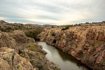 Obraz premium river behind dam