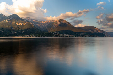 Fototapeta na wymiar View of Lake Como and the cloudy mountains of Vasenna