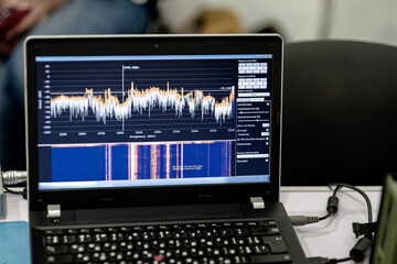 Spectral analysis of white noise on a laptop screen
