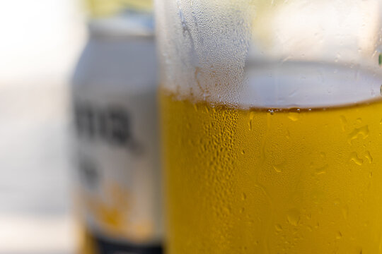 bier glas und dose nahaufnahme