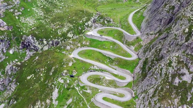 Der alte Tremola-Pass aus der Luft betrachtet, Schweiz (August 2021)