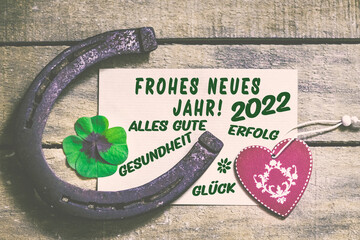 Frohes Neues Jahr 2022 Dekoration mit Hufeisen Kleeblatt und Herz Wünsche Alles Gute Glück...