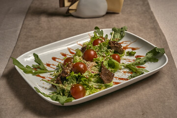 Fried meat with tomatoes and lettuce