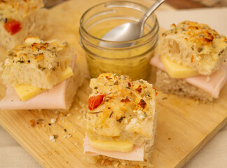 Focaccia rellena de jamón y queso manchego acompañada de mostaza de Dijon
