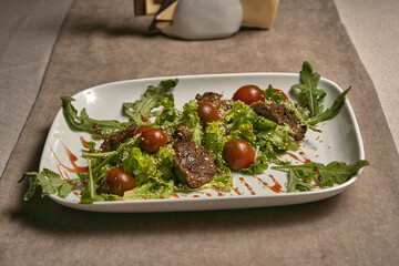 Fried meat with tomatoes and lettuce
