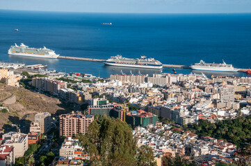 Naklejka premium Vista panorámica de la ciudad y puerto comercial de Santa Cruz de Tenerife, Canarias