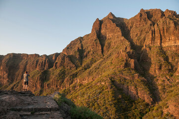 Paisaje en los montes de Teno en la isla de Tenerife, al atardecer