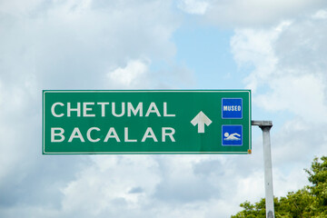 Cartel de carretera, Chetumal, Bacalar, Cancún, México Mérida