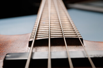 Detale gitary basowej na kolorowym tle - obrazy, fototapety, plakaty