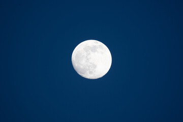 Mond in einer Aprillnacht