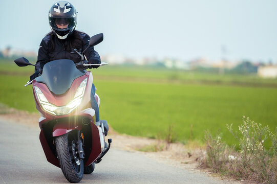 Moto roja en la carretera 125cc