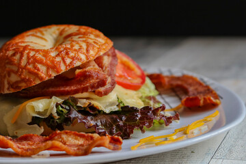 bagels ensalada tocino