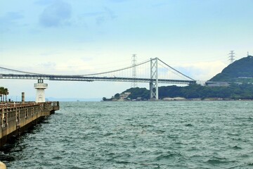 下関市の下関市あるかぽーと東防波堤灯台と関門橋